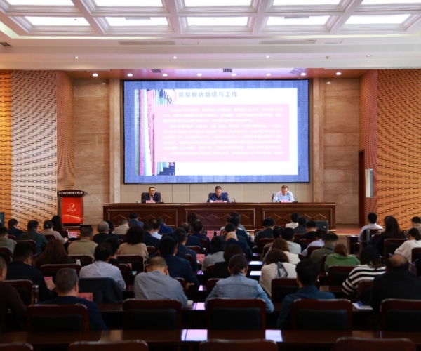 稳扎稳打，，，，，持续开拓奋进；；；；；； 思路创新，，，，，力求优质发展